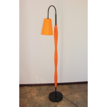 Lampa podłogowa z lakierowanego drewna.